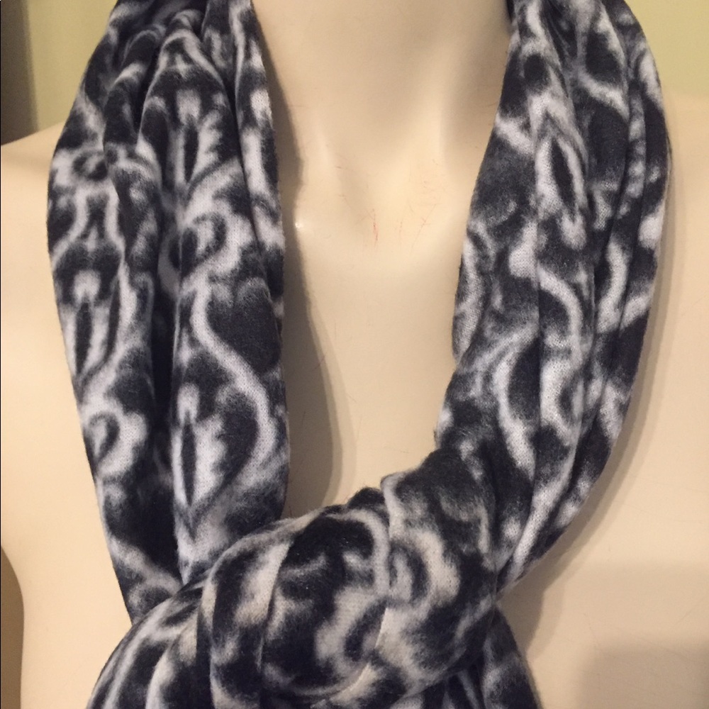 FLEECE SCARF🎀WORN ONCE🎀 - Picture 5 of 7